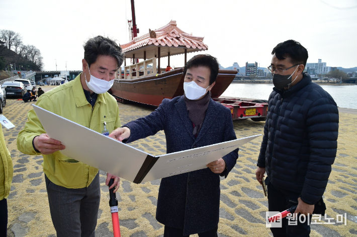 조규일 진주시장이 4월부터 본격 운항할 '김시민호' 추진 상황을 점검하고 있다..(사진=진주시) 
