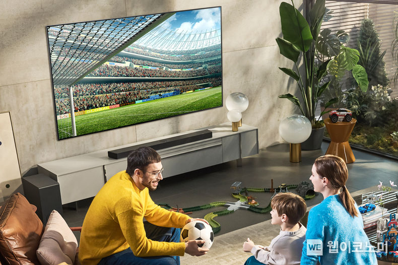 LG전자가 더욱 진화한 LG 올레드 에보(OLED evo)를 비롯한 2022년형 LG 올레드 TV를 글로벌 및 국내 시장에 본격 출시한다. 사진은 모델들이 올레드 에보(모델명: G2)로 스포츠 경기를 시청하고 있는 모습 2022.03.23 (출처: LG전자)