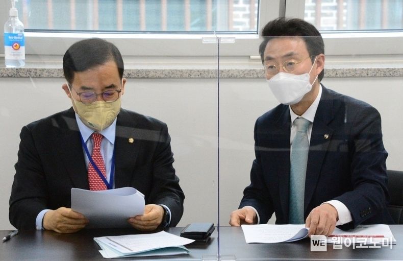 인수위 회의실에서 권택환 교총회장 직무대행(오른쪽)이 박성중 과학기술교육분과 간사에게 교육정책 개선과제를 설명하는 모습 2022.03.23 (출처: 한국교원단체총연합회)