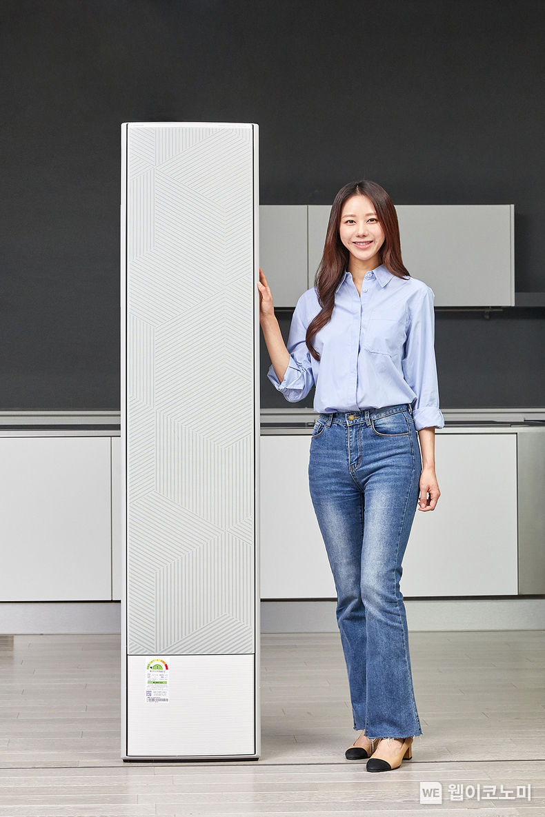 삼성전자 모델이 수원 영통구에 위치한 삼성전자 수원사업장에서 '비스포크 무풍에어컨 갤러리 슬림핏' 신제품을 소개하고 있다. 2022.03.24 (출처: 삼성전자)