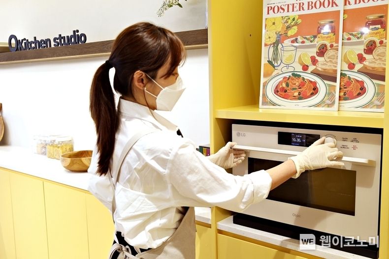 LG전자가 식품 전문기업 오뚜기와 함께 23일부터 서울 강남구에 위치한 오키친 스튜디오에서 LG 프리미엄 주방가전으로 특별한 음식을 만드는 요리 수업을 진행한다. 레스토랑 ‘꼼모아’의 김모아 셰프가 LG 디오스 광파오븐을 활용해 요리하고 있다. 2022.03.24 (출처: LG전자)