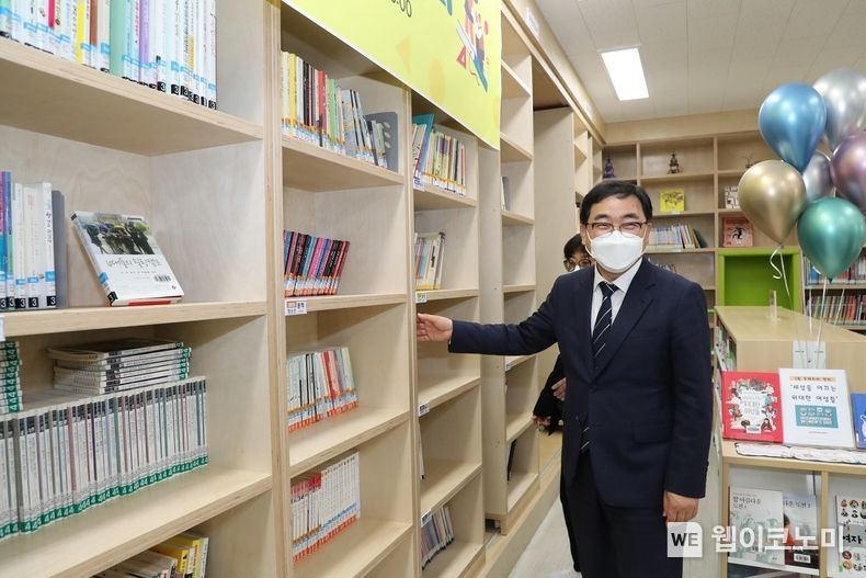 허성무 창원시장이 남산평생학습센터 개관식에 참석해 학습관을 살펴보고 있다.(사진=창원시)