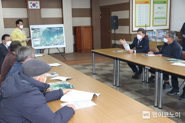 당동항 어촌뉴딜300 사업 보고회가 열리고 있다.(사진=고성군)