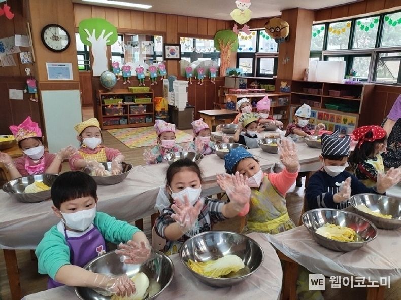 풀무원 뮤지엄김치간 랜선, 어린이 김치학교에 참여한 어린이들이 온라인으로 김치를 담가보는 체험 활동을 하고 있다. 2022.03.25. (출처: 풀무원)
