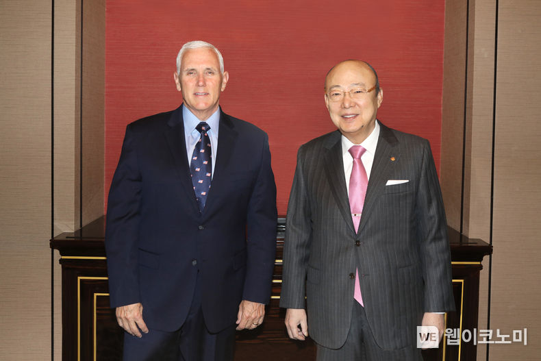  한화그룹 김승연 회장이 마이크 펜스 전 미국 부통령을 만나 오찬을 함께 하며 환담을 나눴다. 2022.03.25 (출처: 한화그룹)