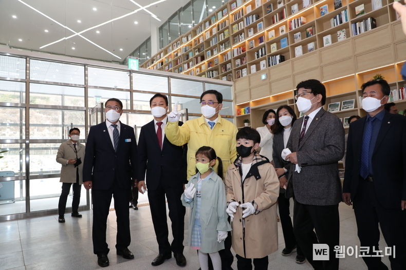 25일 '최윤덕도서관' 개관식이 열린 가운데 허성무 창원시장이 도서관을 둘러보고 있다.(사진=창원시)
