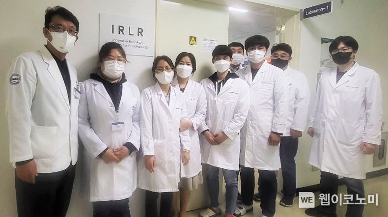 혁신형 류마티스연구소에서 실험 중인 교수진과 연구원들.(사진=경상국립대)