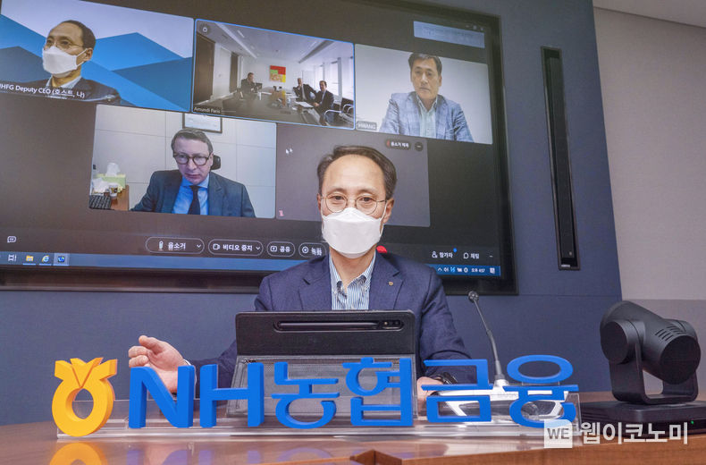 농협금융은 25일, 프랑스 Amundi社와 화상회의를 통해 NH-Amundi자산운용의 신 성장동력 확보를 위한 주주간 협력 사업에 대해서 논의했다. 농협금융 김용기 부사장이 회의를 주재하고 있다. 2022.03.28 (출처: 농협금융지주)