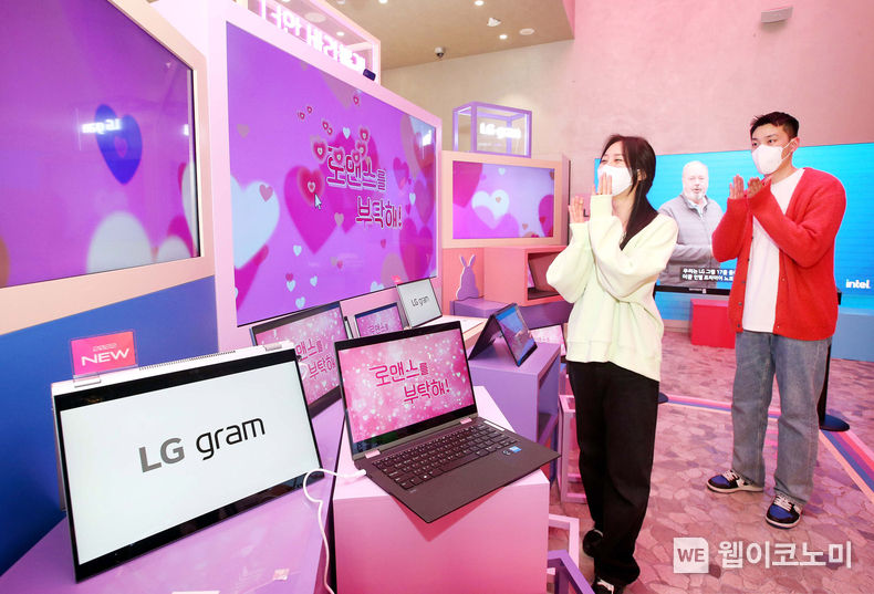 LG전자가 더 강력한 성능의 LG 그램 신제품 출시에 맞춰 내달 10일까지 서울 강남역 인근 복합문화공간 일상비일상의틈에서 이색 체험 공간을 운영한다. 모델들이 LG 그램 가운데 처음으로 외장그래픽 카드 등을 탑재한 LG 그램 신제품을 체험하고 있다.2022.03.29 (출처: LG전자)