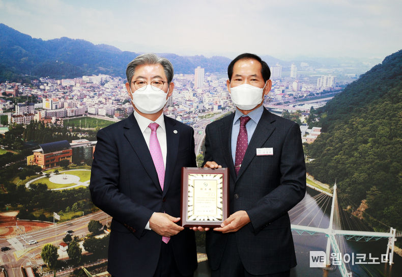 오태완 의령군수가 신성유 전 한국국토정보공사 의령지사장에게 제42대 1일 명예군수 위촉패을 전달하고 있다.(사진=의령군)