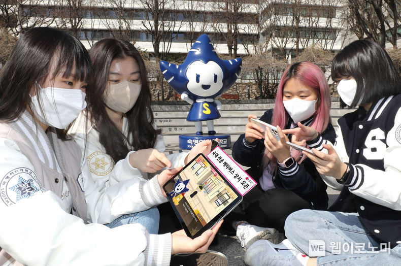 LG유플러스는 숙명여자대학교에 전용 메타버스 서비스 ‘스노우버스(Snowverse)’를 4월부터 오픈한다고 30일 밝혔다. 사진은 스노우버스에서 숙명여대 학생들이 캠퍼스 투어를 체험하고 있는 모습 2022.03.30 (출처: LG유플러스)