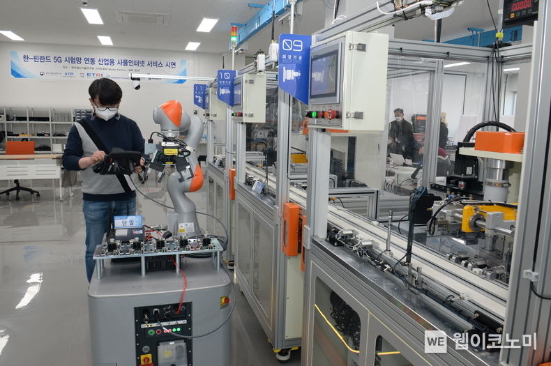  ETRI 연구진이 스마트공장 내 이동형 로봇을 국산 5G 기술을 이용해 실시간으로 제어하는 모습 2022.03.30 (출처: ETRI)