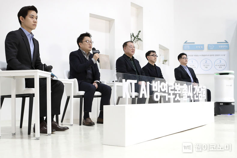 KT AI Robot사업단 이상호 단장이 AI 방역로봇 출시 기자설명회에서 발표하고 있다. 왼쪽 두번째부터 이상호 KT AI Robot사업단장, 인정수 KT AI Robot사업담당, 박상목 KT AI Robot플랫폼담당, 우성식 KT AI Robot사업추진팀 부장 2022.03.30 (출처: KT)