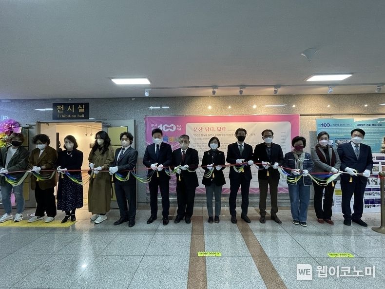 지난 31일 진해문화센터에서 거장 문신의 탄생 100주년 기념하는 '창원특례시 청년작가 초대전' 개막식이 열리고 있다.2022.04.01(사진=창원시)