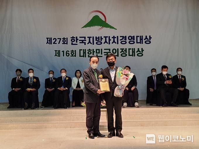 홍한기 운영위원장이 ㈔한국공공자치연구원이 주관한 제16회 대한민국 의정대상에서 지방의원 최고위원장상을 수상하고 있다.2022.04.01(사진=의령군의회)