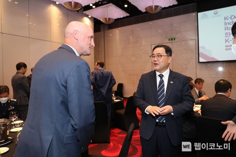 허성무 창원시장이 호주 멜버른에 위치한 ANCA社를 방문해 현지 방산기업과 만나 인사를 나누고 있다.2022.04.01(사진=창원시)
