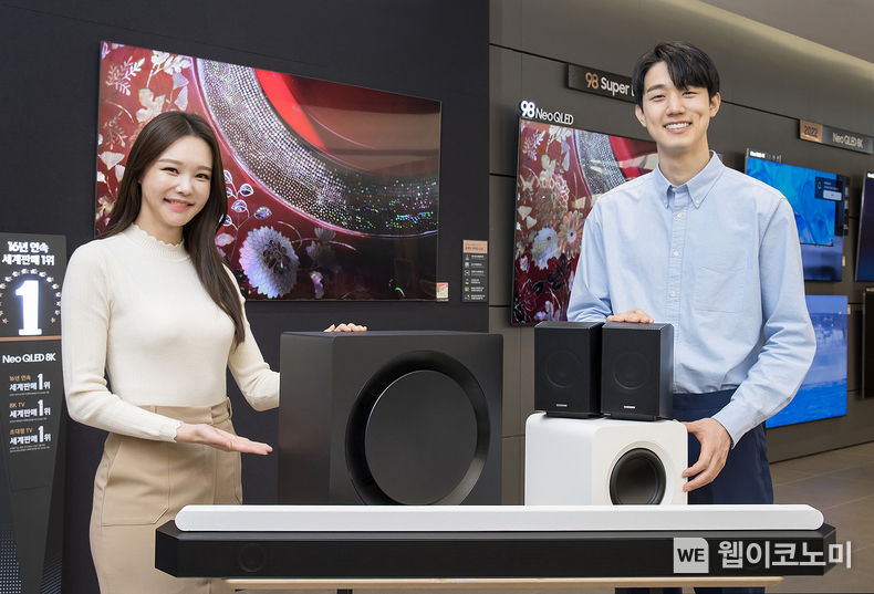  삼성전자 모델이 서울 논현동에 위치한 삼성 디지털프라자 강남본점에서 사운드바 신제품들을 소개하고 있다. 2022.04.04 (출처: 삼성전자)