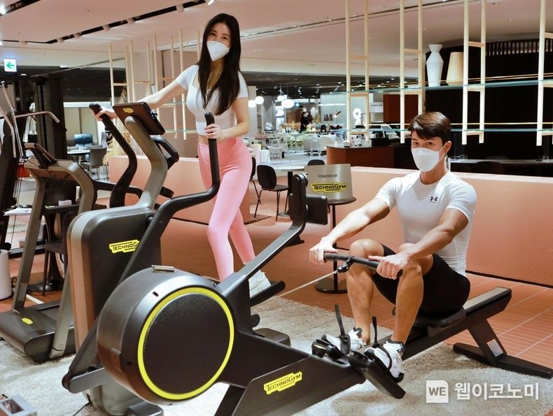 사진은 서울시 송파구에 위치한 롯데백화점 잠실점 10층 '테크노짐' 팝업 매장에서 홈 피트니스 기구들을 홍보하는 모델들 2022.04.04 (출처: 롯데백화점)