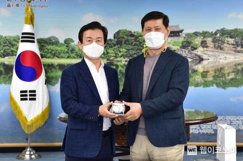 조규일 진주시장이 지난 3일 진주시를 방문한 허구연 KBO 총재와 기념촬영을 하고 있다.2022.04.04(사진=진주시)