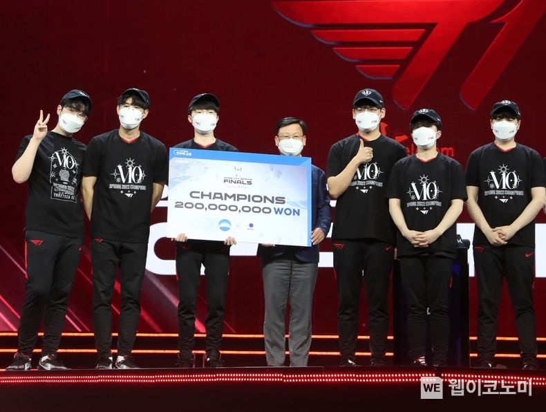 우리은행,‘LCK 스프링 결승전 우승팀 시상’실시 2022.04.04 (출처: 우리은행)