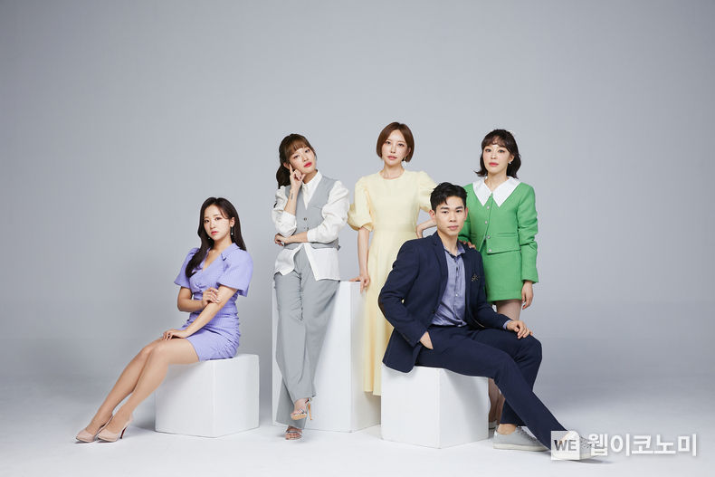 카카오쇼핑라이브 전속 진행자 (왼쪽부터) 배혜지, 이시아, 담쓰, 김주승, 오민화 2022.04.04 (출처: 카카오)