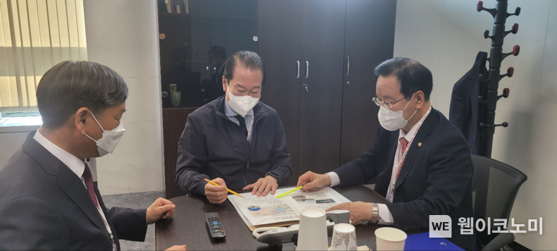 왼쪽부터 홍민희 사천시장 권한대행, 권영세 대통령 인수위 부위원장, 하영제 국회의원이 항공우주청 사천 설립을 위한 사천시 차원의 준비사항을 설명하고 있다.2022.04.05.(사진=사천시)