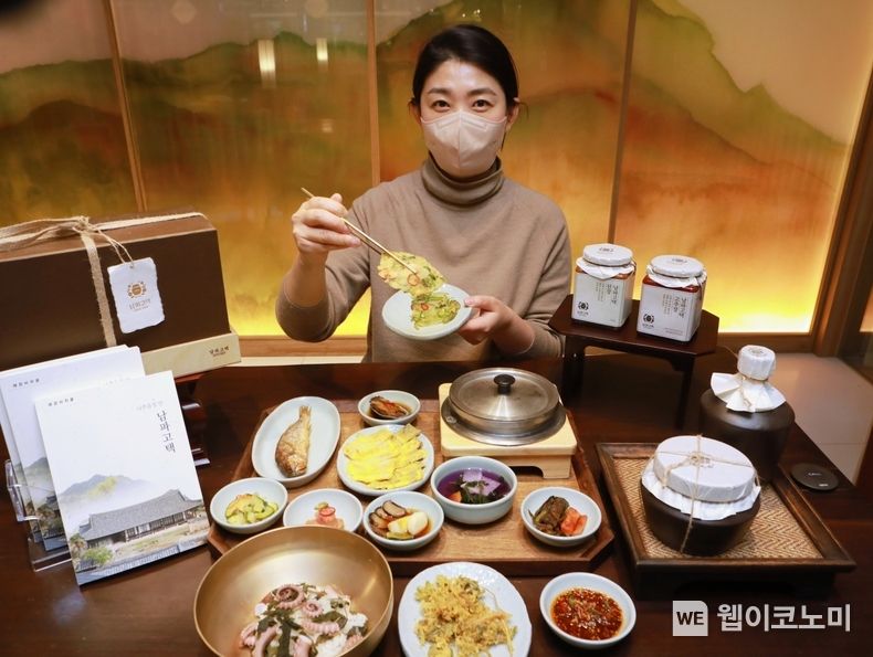 사진은 서울시 중구 소공동에 위치한 롯데백화점 본점 13층 '남파고택' 매장에서 김선경 차종부가 봄 제철 메뉴를 소개하는 모습 2022.04.05 (출처: 롯데백화점)
