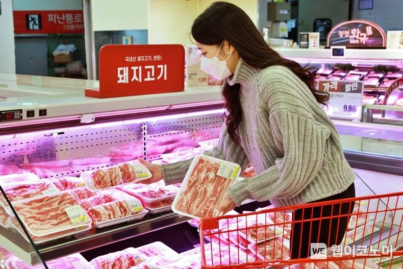 롯데마트서울역점에서 돼지고기를 고르는 고객 2022.04.06 (출처: 롯데마트)