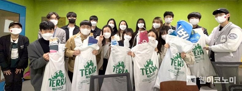 중앙대학교 환경동아리 '지구인' 회원들이 테라 맥아 포대를 활용해 대학가에서 수거한 현수막들을 들고 있다. 2022.04.06 (출처: 하이트진로)