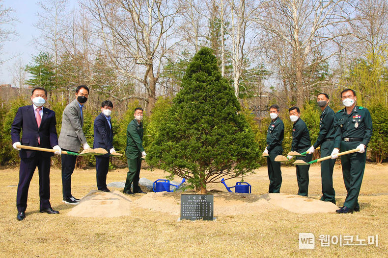지난 5일 서울시 노원구 육군사관학교에서 열린 에코트리 캠페인 식목 행사에서 (왼쪽부터) 유제철 한국환경산업기술원장, 오재항 테트라팩코리아 한국총괄부사장, 천종연 KB국민은행 태릉역종합금융센터장, 이용호 육군본부 환경정책계획장교 , 정진웅 육군사관학교 생도대장 , 김순수 육군사관학교 교수부장 , 고동준 육군본부 공병실장, 강창구 육군사관학교장 입니다. 2022.04.06 (출처: KB국민은행)
