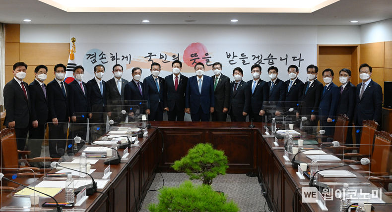 6일 오후 대통령직인수위원회에서 윤석열 대통령 당선인과 시·도지사 간담회 후 기념촬영을 하고 있다.(사진=경남도)