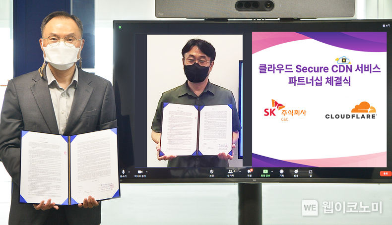 파트너십 체결 후 SK(주) C&C 신현석 Cloud Transformation그룹장(왼쪽)과 클라우드플레어 한병용 한국대표가 기념 촬영을 하는 모습. 2022.04.07 (출처: SK㈜ C&C)
