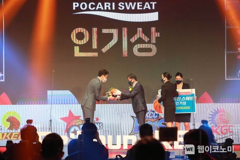 지난 6일 서울 강남구 그랜드 인터컨티넨탈 서울 파르나스 그랜드볼룸에서 개최된 ‘2021-2022 KGC 인삼공사 정관장 프로농구 시상식’에서 조익성 동아오츠카 대표이사(오른쪽)가 원주 DB 허웅 선수(왼쪽)에게 '포카리스웨트 인기상'을 시상했다. 2022.04.07 (출처: 동아오츠카)