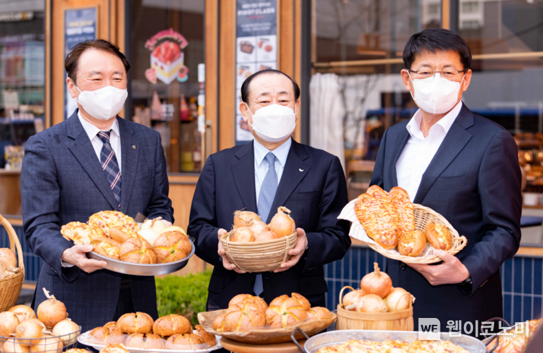  권준학 NH농협은행장(왼쪽), 황재복 SPC그룹 대표이사(가운데), 서삼석 국회의원(오른쪽)이 6일 강남 서초구에서 열린 양파 소비촉진행사에서 기념촬영을 하고 있다. 2022.04.07 (출처: NH농협은행)