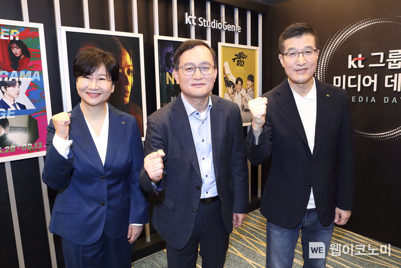  (왼쪽부터) KT스튜디오지니 김철연 대표, KT Customer부문장 강국현 사장, skyTV 윤용필 대표가 기념촬영을 하고 있다. 2022.04.07 (출처: KT)