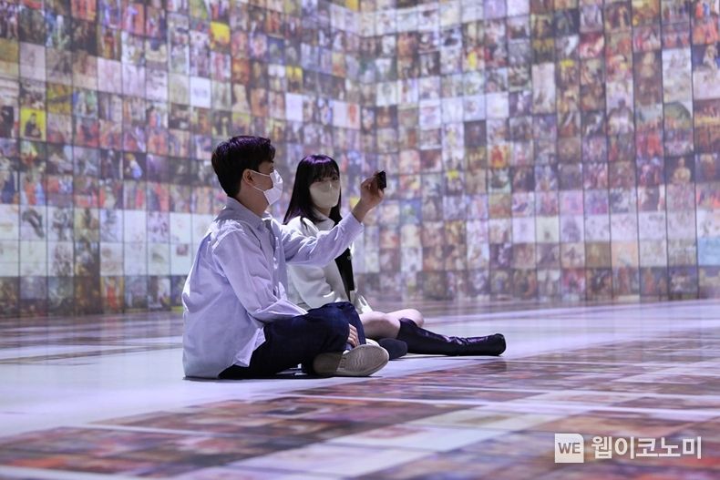 사진은 4월 7일 서울 중구 소공동에 위치한 롯데백화점 에비뉴엘 본점 9층 '그라운드 시소 명동'에서 고객 2명이 '포에틱 AI' 전시를 관람하는 모습 2022.04.07 (출처: 롯데백화점)