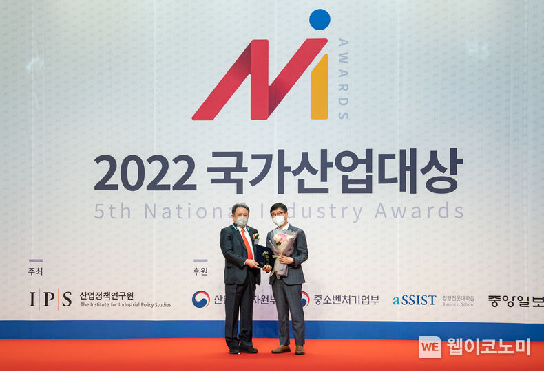 S-OIL 영업전략부문장 이기봉 상무 (우측), 산업정책연구원(IPS) 조동성 이사장 2022.04.07 (출처: S-OIL)