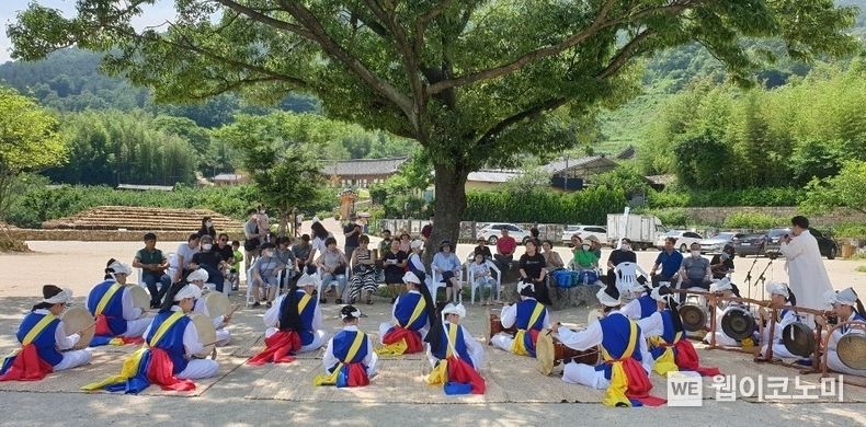 하동 악양 평사리 최참판댁과 영·호남 화합의 상징 화개장터에서 사물놀이·힐링콘서트가 열리고 있다.2022.04.11(사진=하동군)