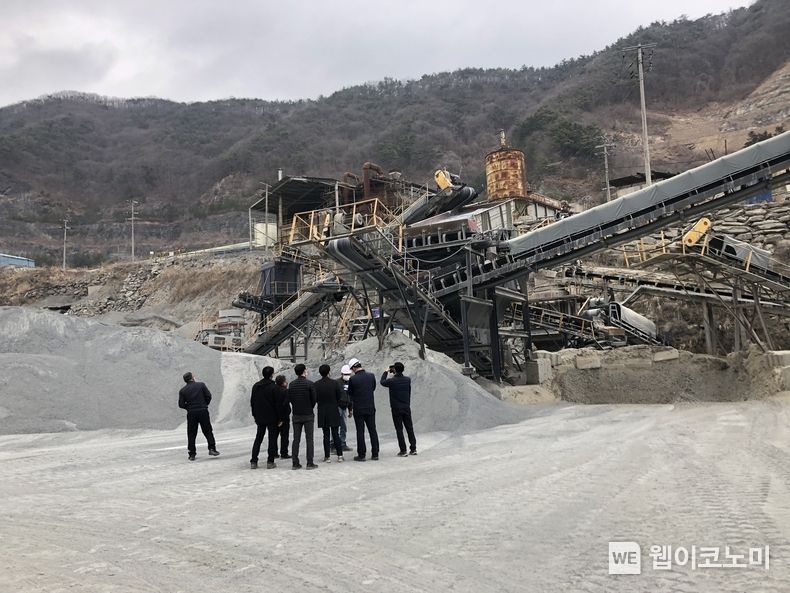 경남 도내 토석채취장에 대한 합동점검이 진행되고 있다.2022.04.11.(사진=경남도)