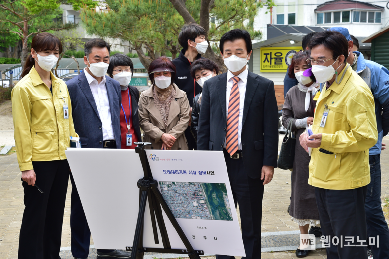 조규일 진주시장이 지난 11일 도래새미공원에 대한 시설 점검을 하고 있다.2022.04.12.(사진=진주시)