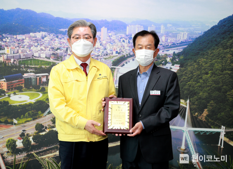 오태완 의령군수가 박인규 전 궁류면 이장협의회장에게 제44대 1일 명예군수 위촉장을 전달하고 있다.2022.04.12.(사진=의령군)