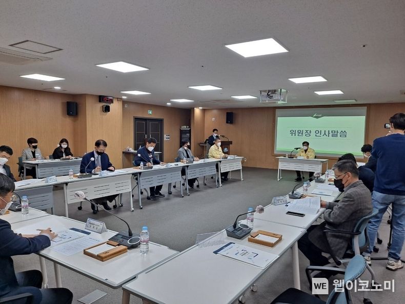 지난 12일 사천시청 중회의실에서 홍민희 위원장과 에어로마트사천 추진위원회 위원 10명이 참석한 가운데 '에어로마트사천 추진위원회'가 열리고 있다.(사진=사천시)