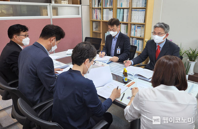 신종우 부시장(우측 붉은 넥타이)이 지난 12일 경남도청을 찾아 진주시의 산업과 문화분야의 주요사업들이 원활히 추진될 수 있도록 건의하고 있다.2022.04.13.(사진=진주시)