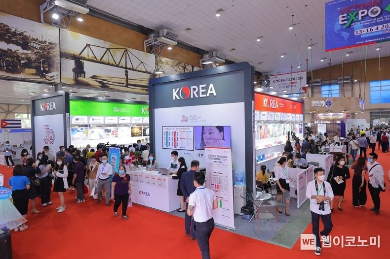  KOTRA(사장 유정열)는 인천테크노파크(원장 서병조)와 함께 이달 13일부터 16일까지 4일간 개최되는 베트남 최대 종합전시회인 ‘베트남 엑스포’에서 우리 중소기업의 제품을 전시하는 한국관을 운영한다. 한국관의 모습 2022.04.13 (출처: KOTRA)