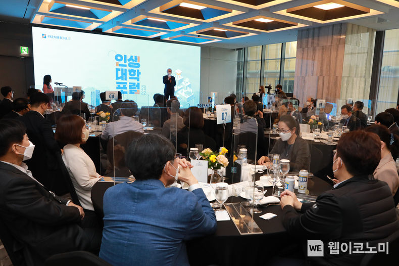 ) NH투자증권은 12일 삼성동 파르나스호텔에서 2022 Premier Blue CFO 인생대학 포럼을 개강했다. 정영채 대표이사가 Premier Blue CFO 인생대학 포럼 개강 축사를 진행하고 있다. 2022.04.13 (출처: NH투자증권)