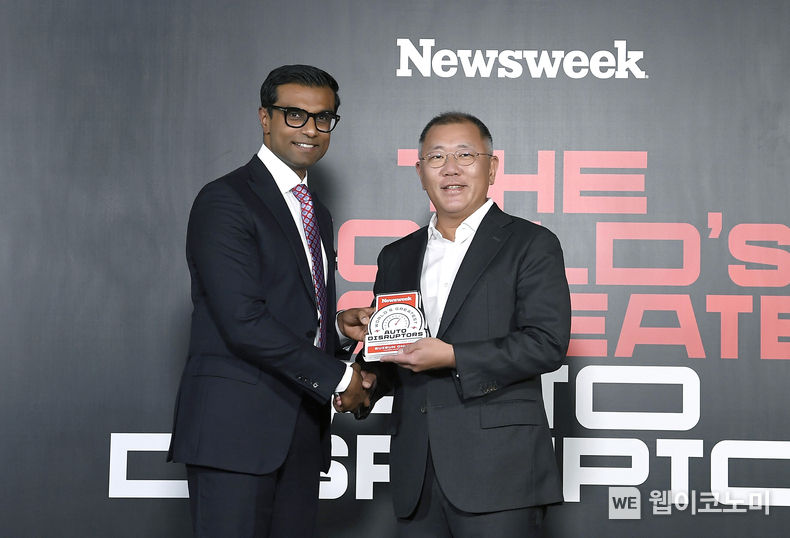 정의선 회장이 ‘올해의 비저너리(Visionary of the Year)’상 수상 후 데브 프라가드(Dev Pragad, 사진 좌측) 『뉴스위크』 CEO와 기념촬영을 하고 있다. 2022.04.13 (출처: 현대자동차그룹)