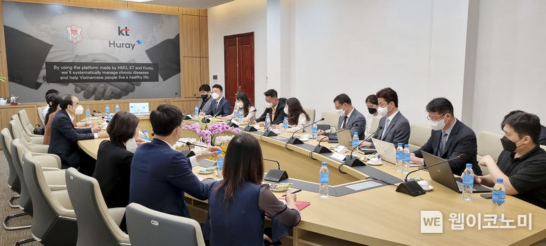 KT와 베트남 하노이의대 관계자들이 베트남 하노이의대에서 만성질환 관리 서비스와 향후 공동 연구에 대한 협의를 하고 있다. 2022.04.13 (출처: KT)