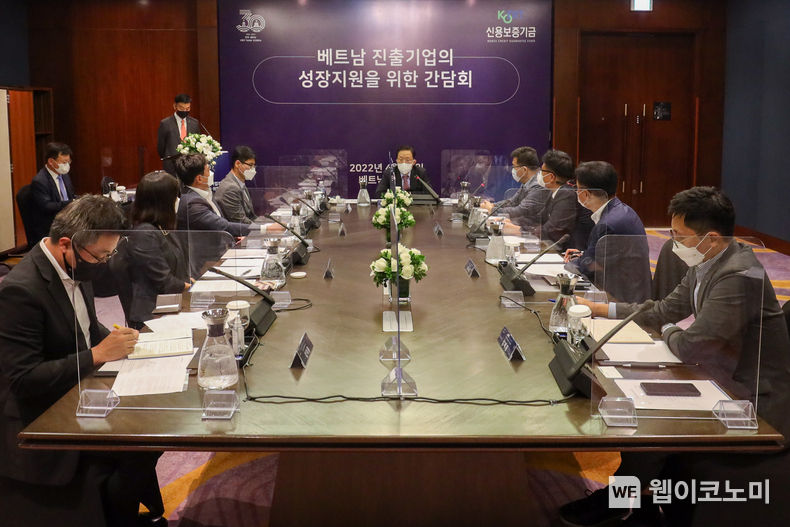윤대희 신용보증기금 이사장(가운데)이 13일 베트남 하노이 인터콘티넨탈 호텔에서 개최된 ‘베트남 진출기업의 성장지원 간담회’에서 의견을 청취하고 있다. 2022.04.14 (출처: 신용보증기금)