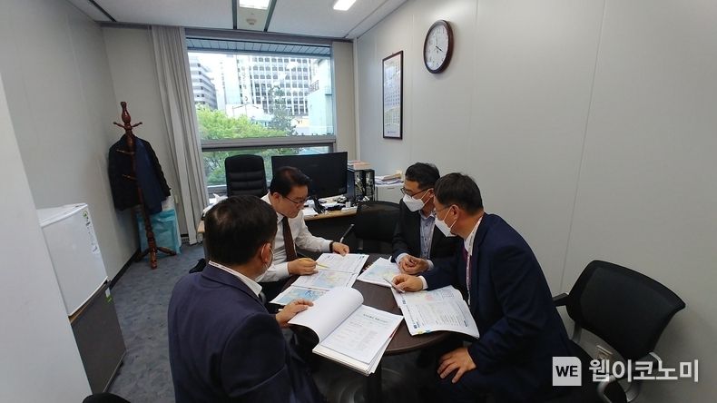 허동식 도시교통국장과 도로과장이 지난 14일 제20대 대통령직 인수위원회를 방문해 현안사업을 설명하고 있다.2022.04.15.(사진=경남도)