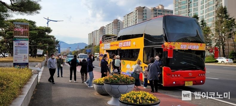 창원시티투어버스 운행 장면.2022.04.15.(사진=창원시)